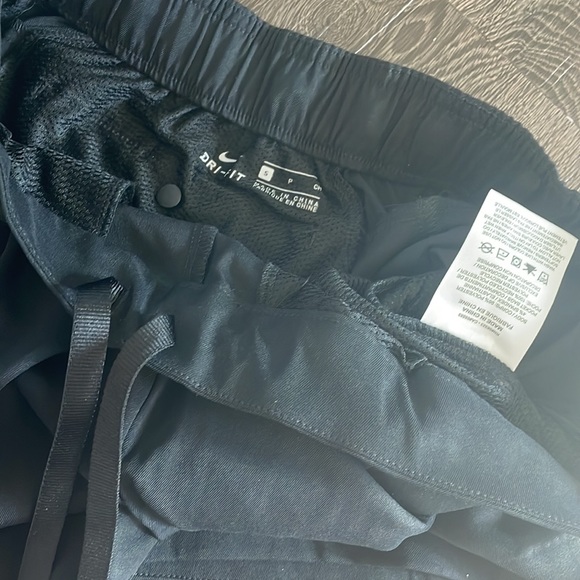 ⚫️NWT Nike dri fit golf pull on women’s shorts black size small - Picture 8 of 8